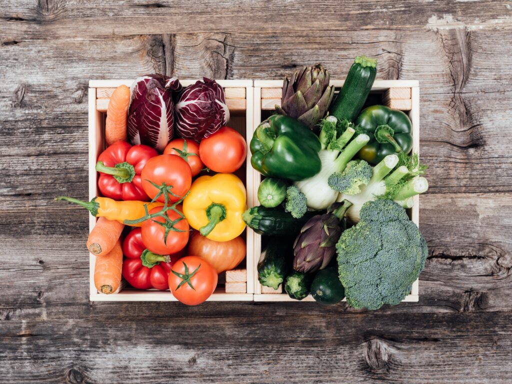 Ящик для овощей деревянный. Овощи на столе. Овощи на столе вырезанные. Стол с овощами перспектива. Tasty vegetables